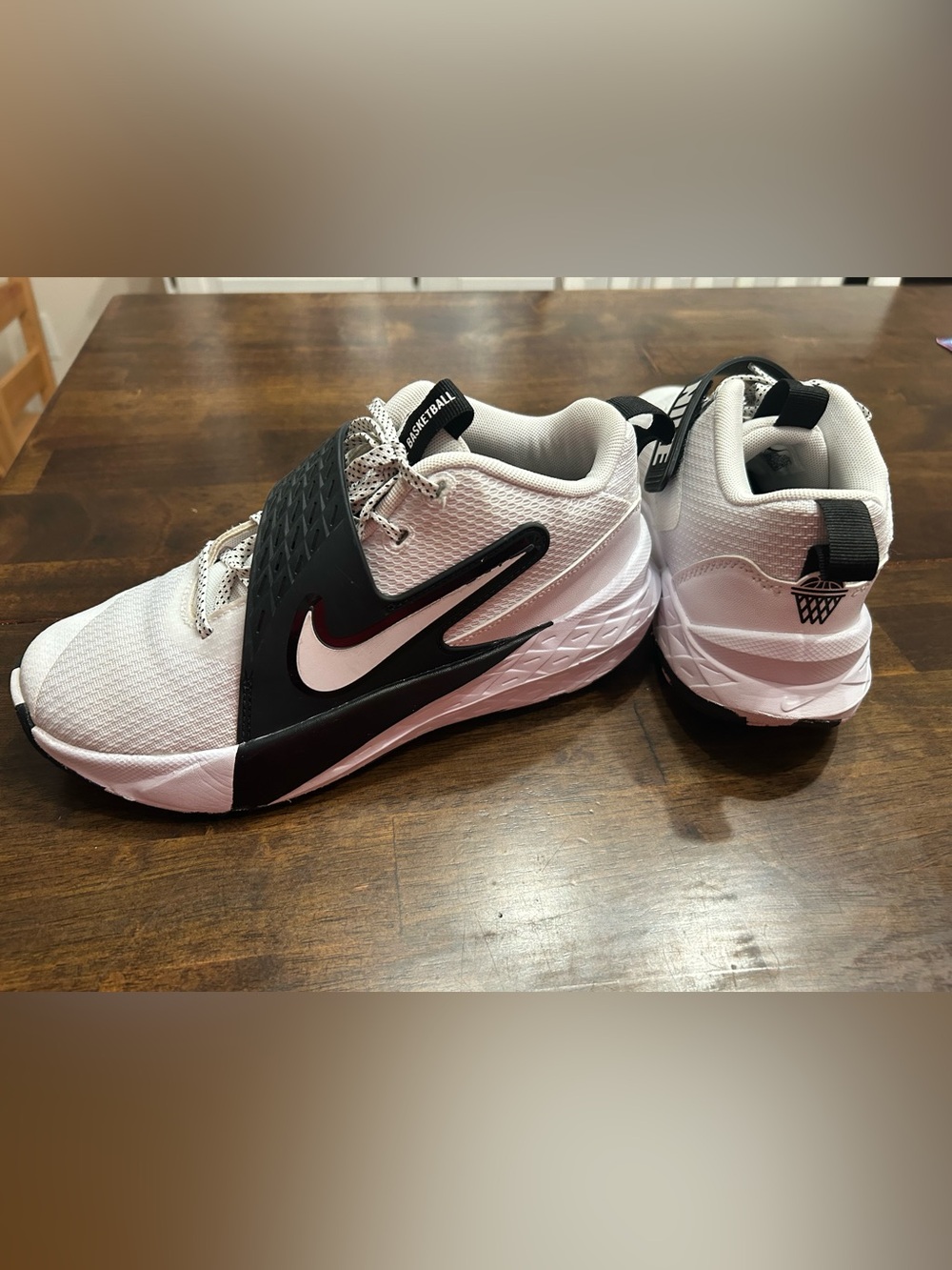 Nike boys team hustle basketball shoes size 5